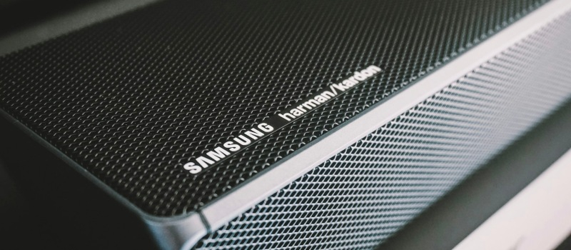 Detaillierte Ansicht des Gitters und des Logos einer Samsung Soundbar