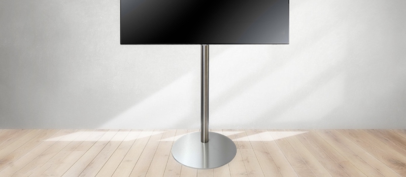 Wie groß sollte mein Fernseher sein? Grauer TV-Ständer mit einem Fernseher darauf