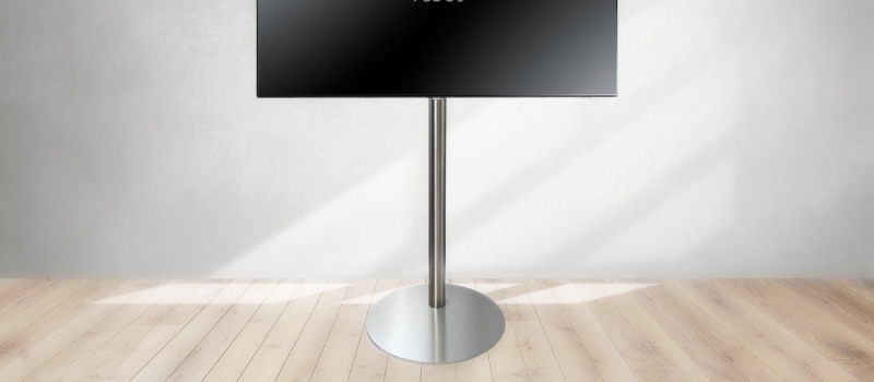 Immer die richtige Höhe für Ihren Fernseher mit einem TV-Ständer von Vebos Ein Fernseher auf einem silberfarbenen TV-Ständer.