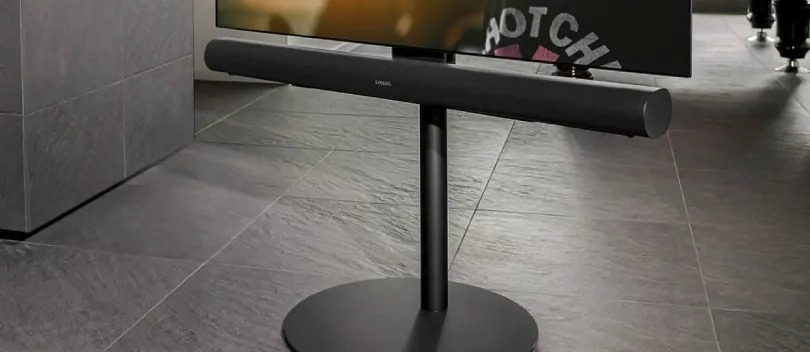 Die Soundbar wird mithilfe eines TV-Ständers unter dem Fernseher aufgehängt.